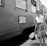 854121 Afbeelding van treinreizigers op het perron van een station aan de Franse Rivièra na aankomst met de Zonexpres ...